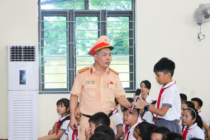 Công an xã An Lão tuyên truyền Luật Trật tự an toàn giao thông đường bộ tại Trường Tiểu học thị trấn An Lão